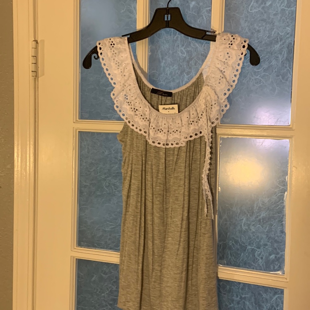 Summer sleeveless gray top w white ruffled neckline